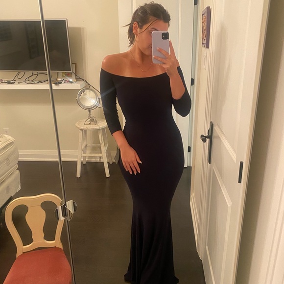 Norma Kamali off shoulder fishtail gown - Picture 3 of 3